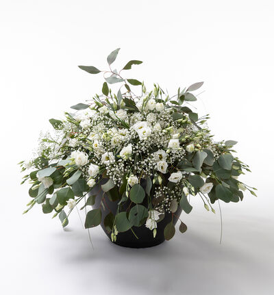 Arrangementsdekorasjon i hvitt og grønt med slør Arrangementsdekorasjon i hvitt og grønt med slør